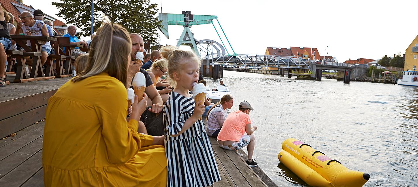 Familie ved Karrebæksmindekanal