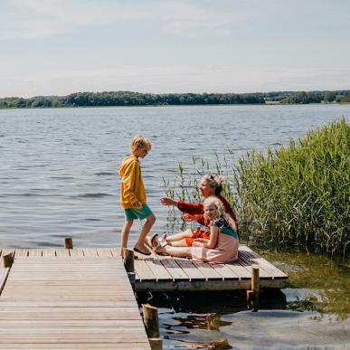 Familie på bådebro